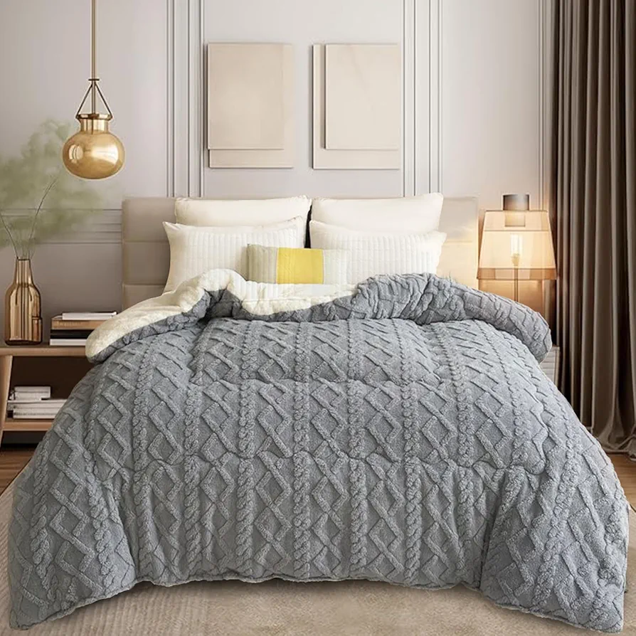 Super Soft and Thickened Warm Winter Quilt, Made of Luxurious Taffeta Lamb Wool, Which is Fine and Soft, Extra Long and Warm, Suitable for Cold Weather.
